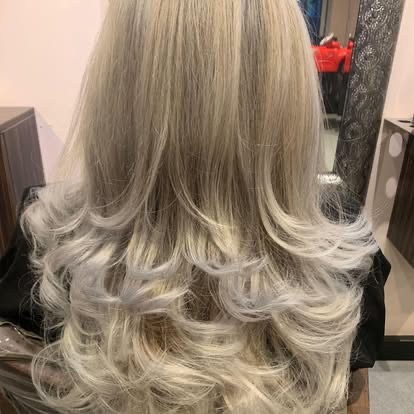 Blonde blow-dry with soft curls